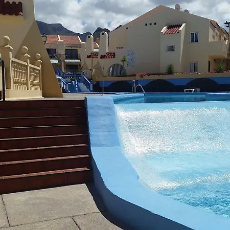 Vila Family Poolside South Facing