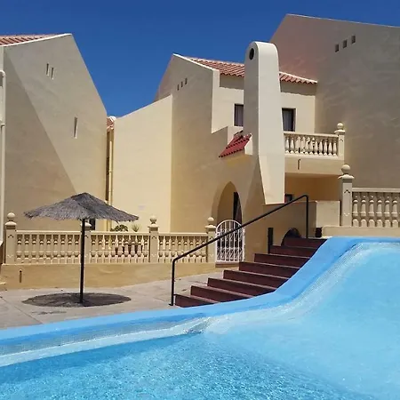 Vila Family Poolside South Facing *
